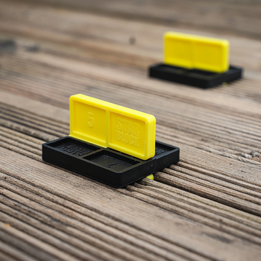 espaceur-lames-terrasse-4-a-7mm-8-pieces-starblock-ambiance-focus-pose